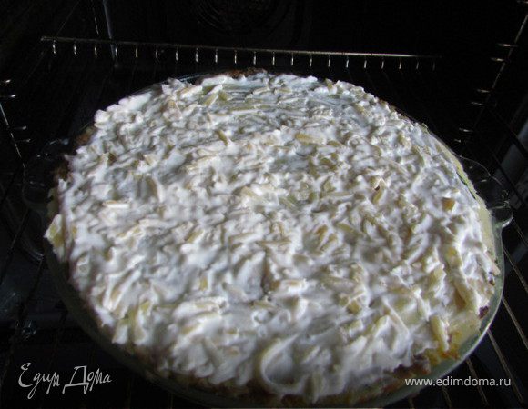 Опять слой пюре. Сыр натереть на крупной терке и перемешать со сметаной. Выложить полученную смесь на пюре. 