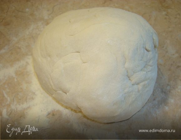 Тесто: в небольшом количестве теплой воды растворите сахар и дрожжи, дайте постоять 10 минут. Затем добавьте соль, и, постепенно добавляя муку, вымесите тесто, в самом конце добавив растительное масло. Емкость смажьте растительным маслом, уложите в нее тесто, накройте пленкой и поставьте в теплое место на 1 час. Тесто должно увеличиться в объеме в 2 раза. Затем хорошо его обомните и вымесите. Тесто для пян-се делается более упругим, чем на жареные или печеные пирожки, потому что на пару оно очень сильно поднимается.