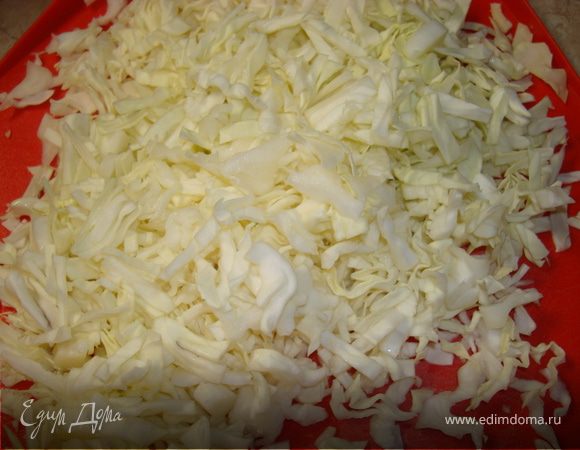 Начинка: нашинкуйте капусту, посолите ее и разомните руками. 