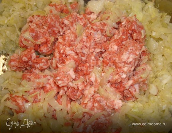 Выложите в сковороду и тушите 10 минут под закрытой крышкой без добавления масла, периодически помешивая. Немного остудите. Добавьте сырой фарш, смешанный с мелко нарезанным луком, чесноком и черным перцем. Если любите поострее, то добавьте немного красного молотого перца или щепотку кайенского. Начинка готова. В идеале, конечно, использовать вместо белокочанной капусты корейскую капусту ким-ча. Кстати, я пробовала заменить ким-чу на пекинскую капусту, которая по своей структуре очень ее напоминает. Получилось похоже, поэтому вы тоже можете использовать пекинскую капусту.