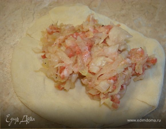 Готовое дрожжевое тесто разделите на кусочки и раскатайте в крупные круглые лепешки. При этом лепешки не раскатывайте тонко, их толщина должна быть 8–10 мм. Положите в центр лепешки фарш.