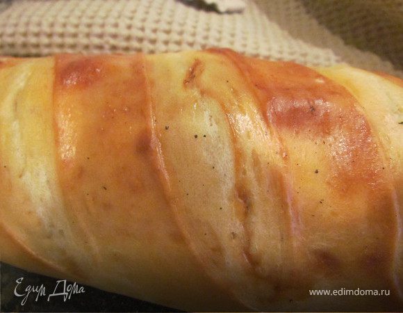 Ставим в предварительно нагретую духовку. Багеты выпекаются минут 30, минут 5-7 при 230, и оставшееся время при 200 гр. Каждые 5-10 минут необходимо открывать духовку и спрыскивать багеты и противень водой (для получения хрустящей корочки). После выпекания обязательно увернуть багеты в полотенце и дать немного отдохнуть.  Багеты получаются очень вкусные, мягкие, с  хрустящей корочкой. Приятного аппетита!!!