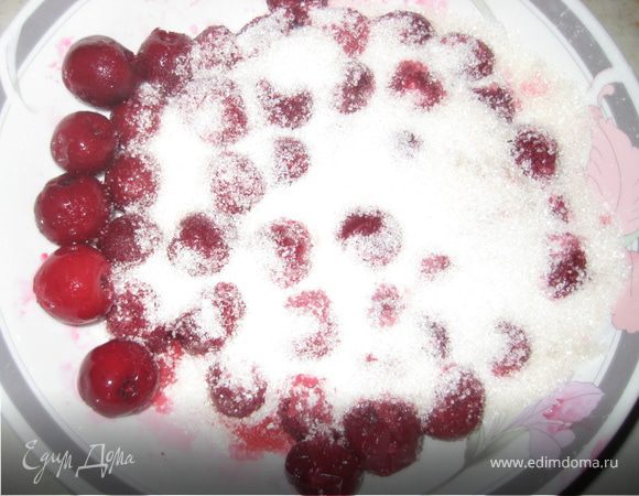 Вишню засыпать сахаром, перемешать и добавить желатин. Так же как и в сметанный крем.