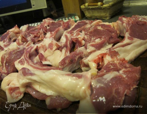 Баранину промыть, просушить, выложить на доску.
