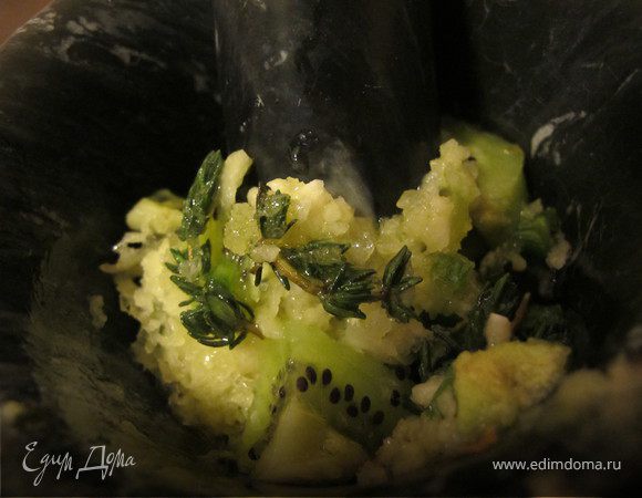 В ступке растереть киви, чабрец, чеснок, соль. Разбавить оливковым маслом. Чили отделить от косточек, промыть и мелко нарезать, добавить к маринаду.