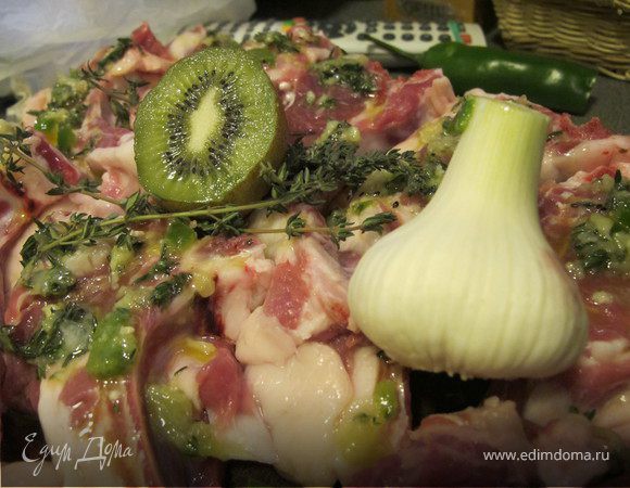 Полученным маринадом тщательно натереть мясо и дать постоять 15 минут. Запекать в рукаве около 1 часа при температуре 220°C.