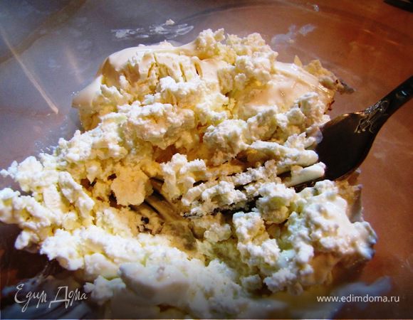 Фету размять вилкой