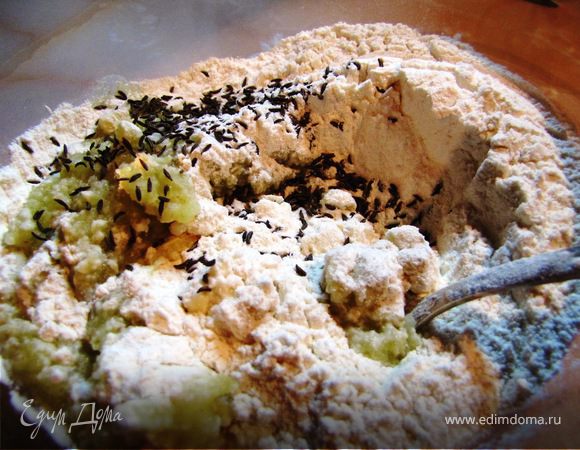 Добавить муку, яблоко, тмин и все тщательно вымешать вилкой