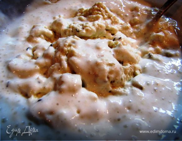 Соду погасить в кефире, добавить  к тесту и снова перемешать. Тесто получилось похоже на густое  дрожжевое для оладушек.