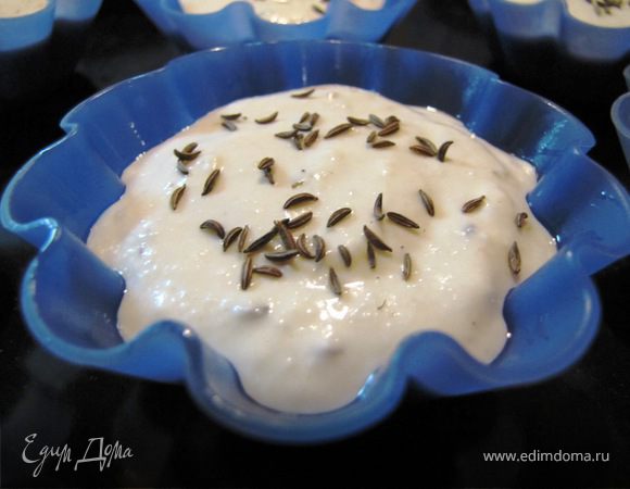 Выкладываем в формочки по 1,5-2 столовые ложки теста, получилось 12 тарталеток. Сверху посыпаем тмином и отправляем в духовку на 25-30 минут.