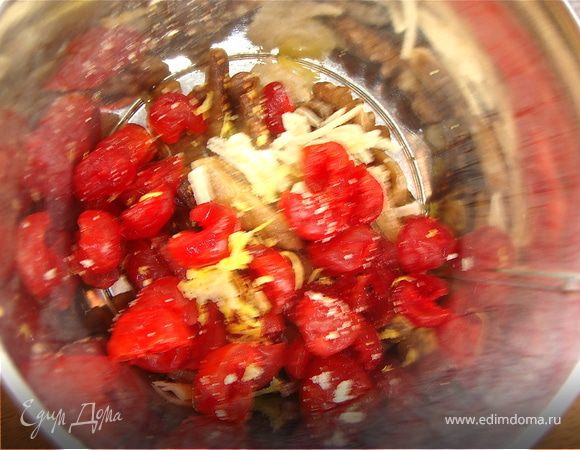 Для чернослива. В блендера  измельчить вишню, инжир,грецкие орехи. Смешать с  цедрой апельсина и имбиря. Еще я думаю не плохо будет добавить черный шоколад!