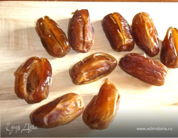 Разрезать финики вдоль, не разрезая их до конца и удалить косточки. Наполнить каждый финик и чернослив примерно 1 ч.л. начинки. Полить сверху растопленным шоколадом (по желанию).