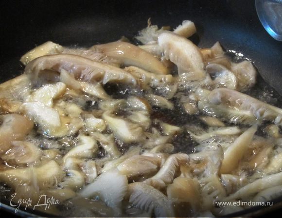 Пока тарталетки приходят в себя, обжариваем грибы, до испарения влаги и непосредственно начала зажаривания.
