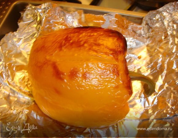 За это время запекаем перец в духовке до подпален, затем переносим его в кастрюльку с плотно закрытой крышкой (еще раз спасибо Вениамину!) и через некоторое время легко очищаем от кожуры. Перец нарезаем полосочками и выкладываем на дно нашей формы, предварительно смазанное маслом. По поводу формы. Можно использовать любую пригодную форму для запекания в духовом шкафу. Если у вас имеется в хозяйстве Та(д)жин - это идеальный вариант, если нет - ничего страшного, но при возможности обязательно советую приобрести:)!