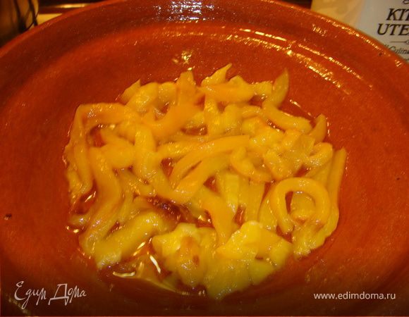 Помидоры, ошпарить кипятком и очистить от кожуры. Нарезать на 4 части. Выложить рыбу на перец, обложить помидорами. Маринад пробить в блендере (по желанию) и полить сверху рыбу и помидоры. Накрыть форму крышкой или фольгой и отправить в духовку на 30-45 мин. Подавать с лимоном и черными оливками. Приятного всем аппетита!