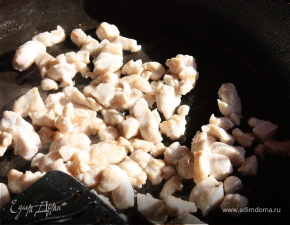 Куриное филе режим мелко, жарим на 1 ст.л. масла. Солим.