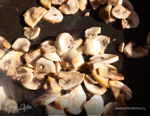 Тоже делаем с грибами. Жарим их чуть-чуть. 2 минуты с каждой стороны.