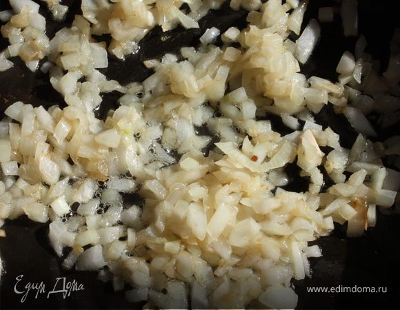 Лук жарим на 2х ст.л. масла.