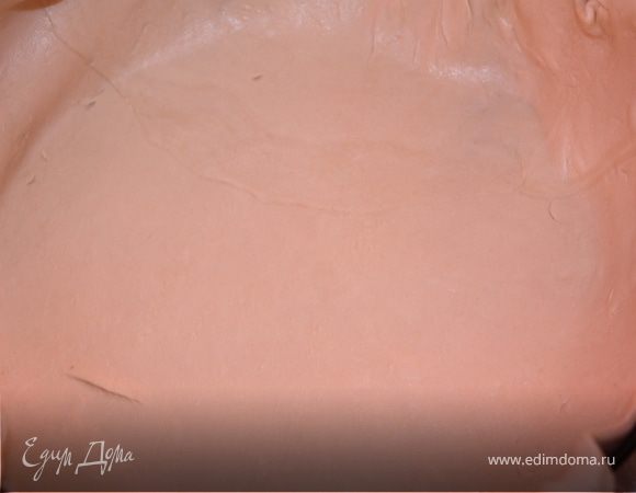 Форму для выпечки (я беру разъемную) смазываем сливочным маслом. Кладем один пласт теста.