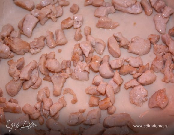 Сверху куриное филе.