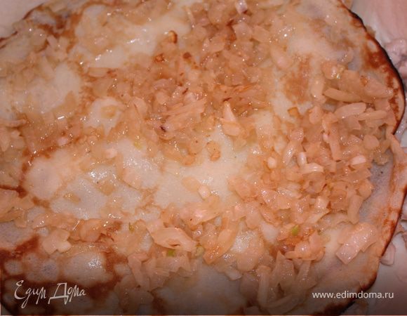 Сверху блин и лук.