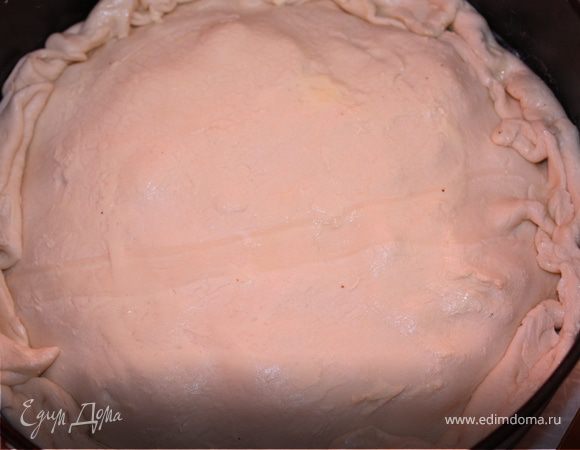 Накрываем вторым листом теста. Протыкаем вилкой. Смазываем пирог сливочным маслом.