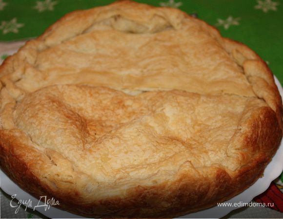 Выпекать в течении 30 минут при температуре 180 градусов. Когда пирог будет готов, накройте его влажным полотенцем и дайте немного остыть. Подавать со сметаной и зеленью. Приятного аппетита!