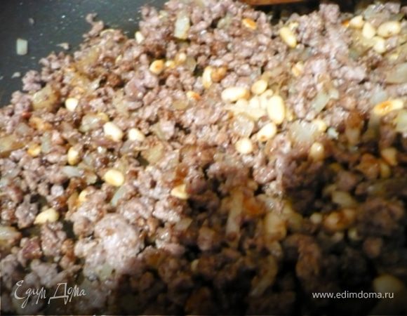 НАЧИНКА: На сухой сковороде чуточку подрумянить кедровые орешки. Переложить их в пиалку. В той же сковороде обжарить лук до мягкости и переложить его к орешками. В той же сковороде обжарить мясо до коричневого цвета. Добавить специи и соль. Фарш соеденить с орешками и луком, перемешать и остудить. Кстати, вместо комбинации специй "Baharаt" из Ливана, можете попробовать "Baharat" из Египта. В моей "Лавке специй" Вы найдете рецепт: 
http://www.edimdoma.ru/recipes/19259
