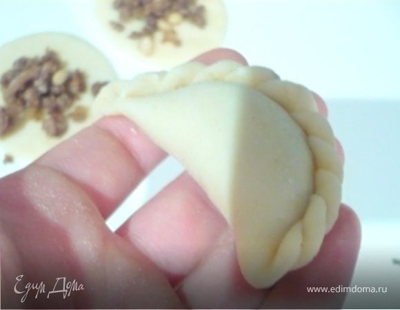 На чуть присыпанном мукой столе раскатать тесто (сначала одну половину, затем другую) тольщиной 3 см. Вырезать стаканом кружочки. Я вырезала диаметром 7 см. и у меня получилось  35 пирожков. Положить в середину теста начинку. Защипить края и сделать косу. Если вдруг, по какой-то причине, тесто не слипается, смочите края чуть взбитым белком. 
