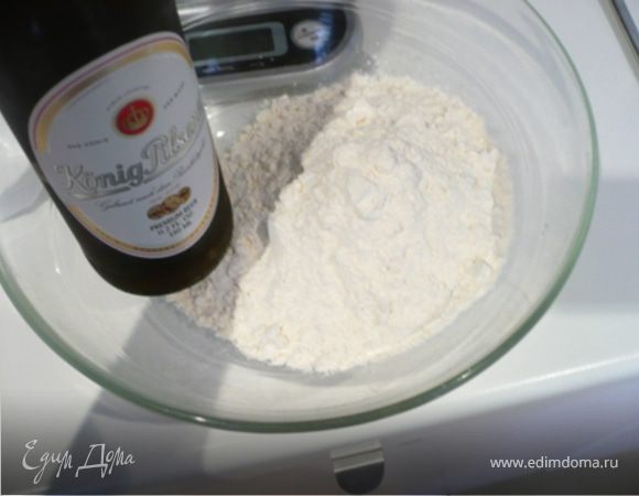 ТЕСТО: Все ингредиенты смешать и вымесить тесто. Накрыть влажным полотенцем и дать постоять 30 минут. 
