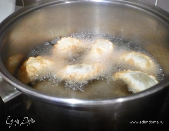 Жарить пирожки во фритюре (180 С или электрическая плита = 5)  и выкладывать на тарелку кухонной салфеткой, чтобы стекло лишнее масло. Если хотите подобрать хорошую компанию этим пирожкам, рекомендую салат "Табуле" 
http://edimdoma.ru/recipes/9439  и 
закуску из баклажан "Мутабал" http://edimdoma.ru/recipes/9653
