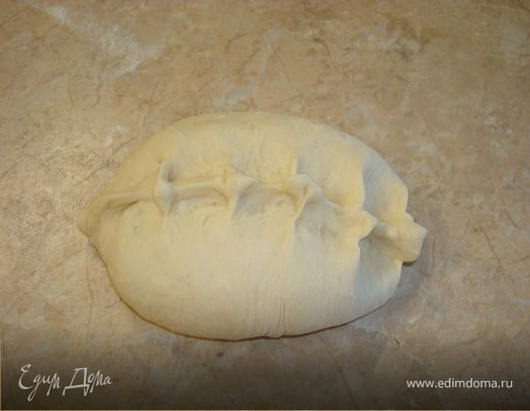 Соедините края теста и защипните их. 