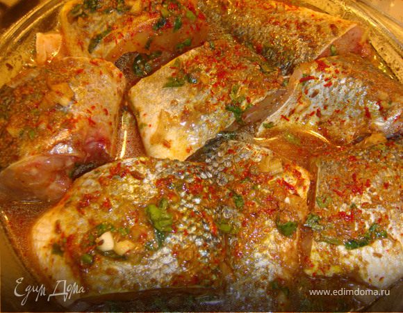 Рыбу очищаем от чешуи и внутренностей, нарезаем на кусочки. Берем 1 ст.л. приправы "Chermoula" и взбиваем с 6 ст.л. оливкового масла, добавляем шафран и 1 ч.л. натертого имбиря. Обволакиваем кусочки рыбы маринадом и оставляем пропитываться этим всплеском ароматов и вкусов на 2 часа.