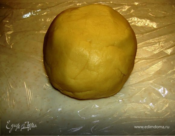 Замесить песочное тесто: муку растереть с маслом до крошки, смешать с сахаром и миндалем, добавить воду и вымешивать полминуты. Дальше как обычно - в пленку и на холод на 30 минут.