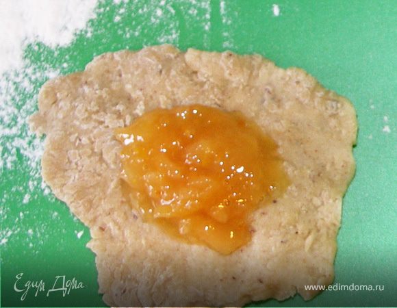 В связи с возникшими вопросами решила добавить шаг;)На самом деле я половину пряников начинила явлочно-айвовым конфитюром))Но мне как любителю имбирной остринки больше понравились пряники с имбирём..но вы можете не ограничивать свою фантазию;)Можно с варёной сгущёнкой))Кому что нравится:)Главное начинка должна быть густой и её не должно быть много.Иначе всё вытечет,тесто всё же не дрожжевое и не обладает такой пластичностью.