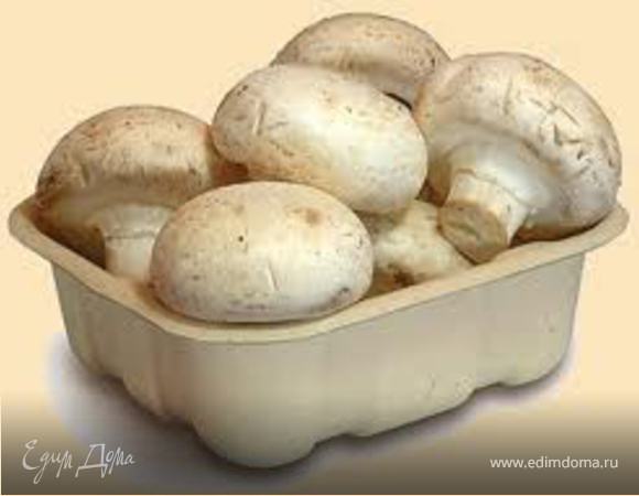 Сначала изготовим заливку:Грибы промыть,морковь,лук очистить,орехи обжарить на сковороде.Всё это пропустить через мясорубку.Добавить соль и специи,хорошо перемешать и залить сметаной.     