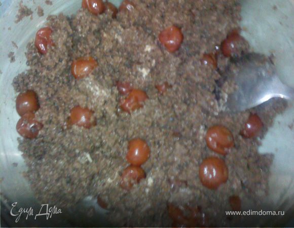 делим массу пополам и укладываем обратно в "коробочки" из корок бисквита, предварительно смазав из кремом внутри.