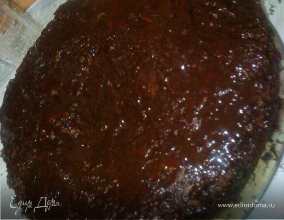 на нижнюю половину торта кладем верхнюю половину разрезом вниз.Шоколад разогреваем на водяной бане, добавив 2 ст. ложки молока и обливаем им весь торт