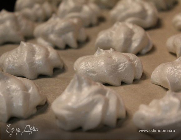 1. Желатин замочить примерно в 50 мл холодной воды на 2 часа. В это же время замочить сахар в 100 мл холодной воды тоже на 2 часа.
2. Затем сахар поставить на огонь, кипятить на слабом огне, при постоянном помешивании, 7-8 минут.
3. После этого сахар снять с огня. Положить в него желатин и взбивать миксером в течение 10 минут. Взбивать на небольшой скорости, лучше всего на единичке.
4. Добавить лимонную кислоту, взбивать 5 минут.
5. После этого добавить ванилин, корицу, соду и взбивать еще 5 минут.
6. При помощи кулинарного шприца выложить массу на противень и оставить в холодильник на 3-4 часа.