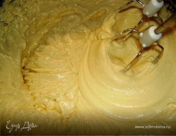 Тем временем взбить масло с сахаром, затем перемешать с 1 яйцом и мукой. Творог смешать с 2 яйцами и все соединить.