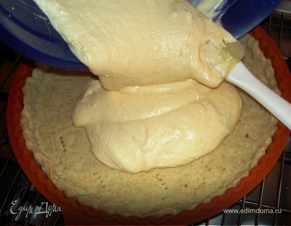 Начинку выложить в форму, разровнять.