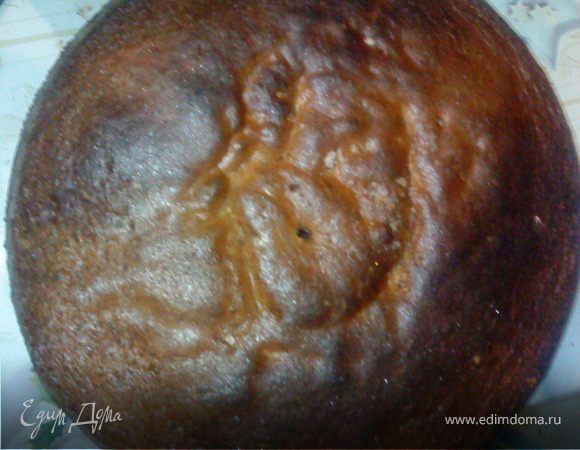 яйца сахар взбивают на пару до образования густой теплой массы. затем отставляют на стол, продолжая взбивать, пока не остынет. после этого осторожно, мешая ложкой, сверху вниз, смешивают с мукой, перемешанной с какао. массу выкладывают в форму, смазанную маслом о ибсыпанную мукой. выпекают в духовке со средним жаром.
