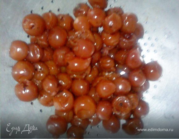 вишню (можно из наливки)освобождают от косточки, прижимают ко дну банки ложкой и за два дня до приготовления заливают коньяком. перемешивают с сахаром, закрывают крышкой.(у меня была из наливки уже готовая)
