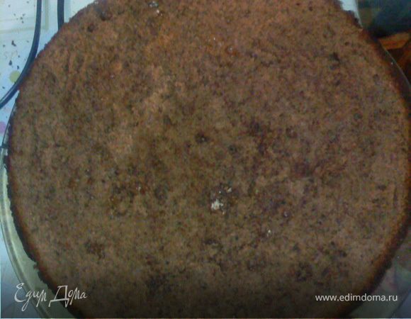 разрезаем бисквит пополам, из каждой половины вынимаем вилкой весь мякиш, оставляя только как бы коробочки из корок.
