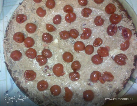 на нижнюю половину приготовленного торта выкладыаем часть крема, засыпаем оставшейся вишней сверху покрываем остальным кремом
