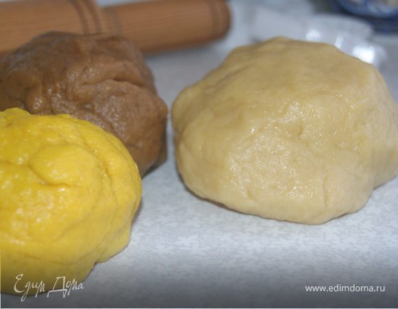 Разделить тесто на 3 части. В одну часть добавить какао и чайную ложку кофе, в другую щепотку шафрана, вымесить до однородной массы. Получиться три цвета теста.

