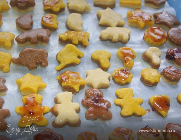 Часть печенья смазать клюквенным вареньем. Разогреть духовку до 180 градусов и выпекать 15-20 минут