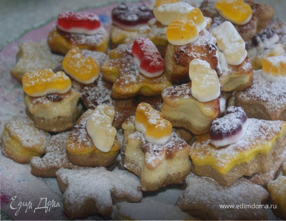 Готовое печенье посыпать сахарной пудрой, на печенье с вареньем выложить мармелад. Приятного аппетита!!!!