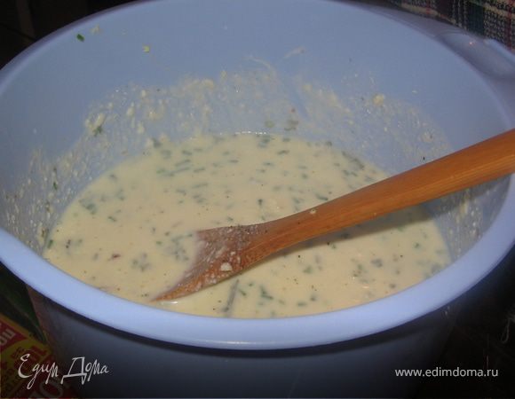 Зелень порубить и добавить в сырную массу вместе с молоком.
Перемешать до однородного состояния.
4 - 5 ст ложек начинки оставить