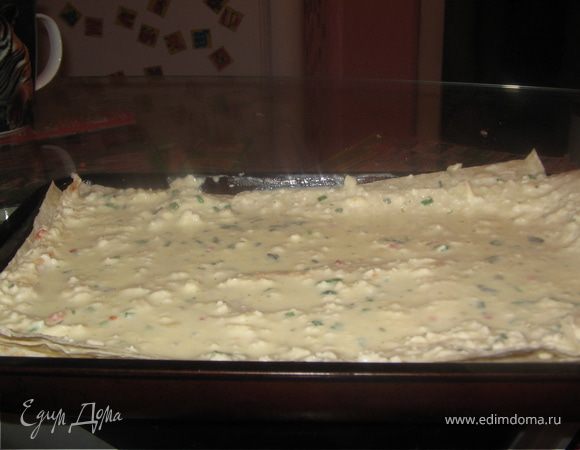 Противень смазать раст маслом.
Уложить первый лист лаваша с бортиками полить начинкой, сделать так 5 слоев. Последний - начинка.
